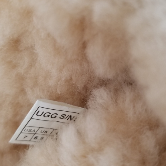 Ugg Boots. Size 7. Good Condition - Picture 7 of 12